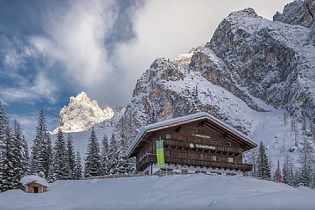 Tre Scarperi refuge in wintry landscape, Sesto, Pusteria valley, Trentino Alto Adige, Italy, Europe