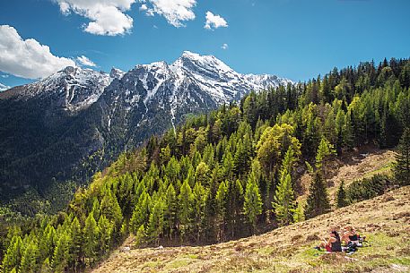 Trekkers enjoy the panoramic view along the path leading to Hintersee, Berchtesgaden National Park, Ramsau, Bayern, Germany, Europe