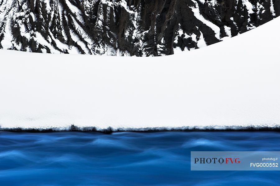 Snow, ice, basalt and the blue streams are true icons of the Icelandic winter.