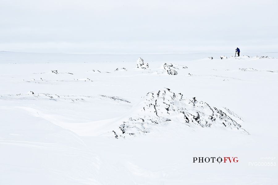 A photographer dealing with the winter challenge by the plateau in the North.