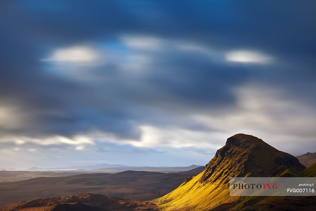 A ray of light hits the Quiraing hills, in the full beauty of the morning