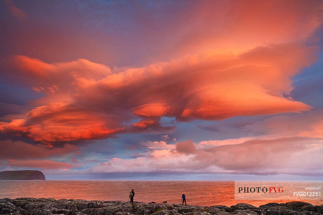 After a full day of rainstorm, the sky breaks and an amazing clouds formation shows up in front of a group of phorographers