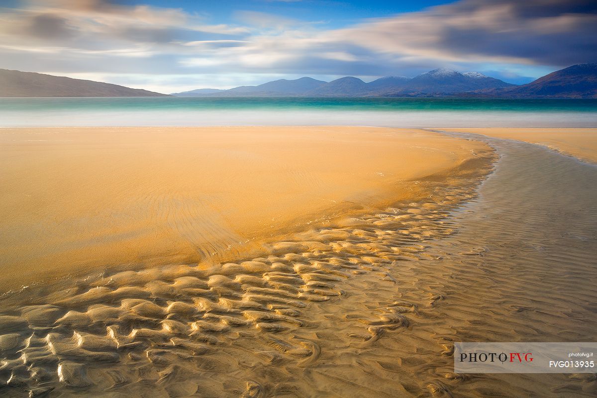 Luskentyre is simply the most beautiful beach you can admire in the UK. With it's light sand, the incredible colors of the water (it really looks like carribean!) and the hills on the background is a unique lanscape in the wolrd