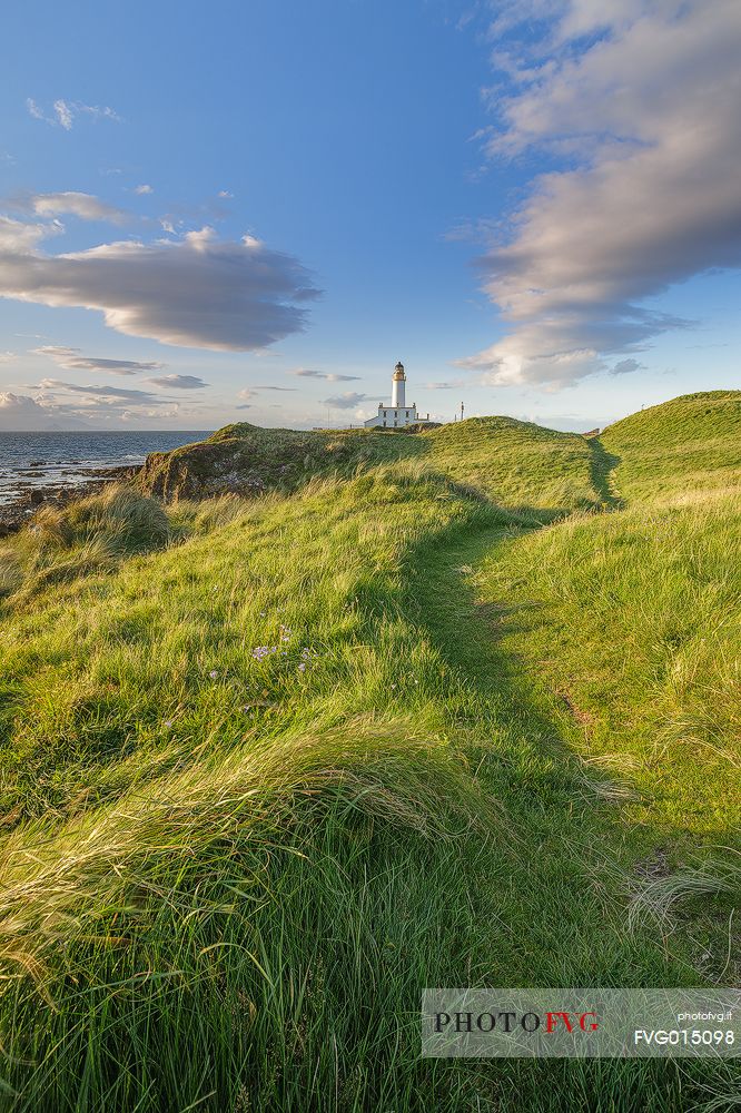 The view of Neist point lighthouse from the vertiginous cliffs 