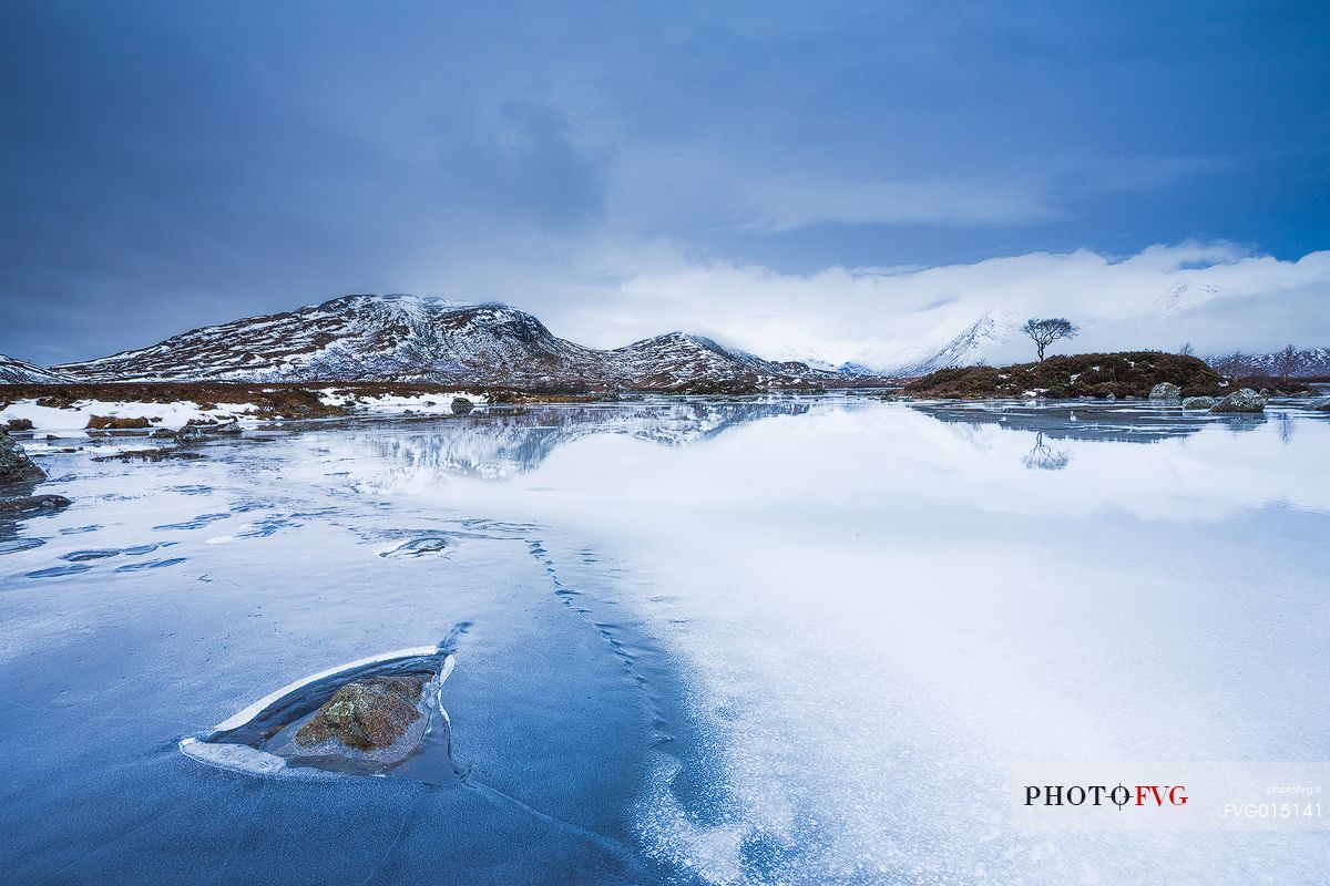 This picture has been taken duringa A quite and cold morning at Loch na h-Achlaise. The lake was frozen