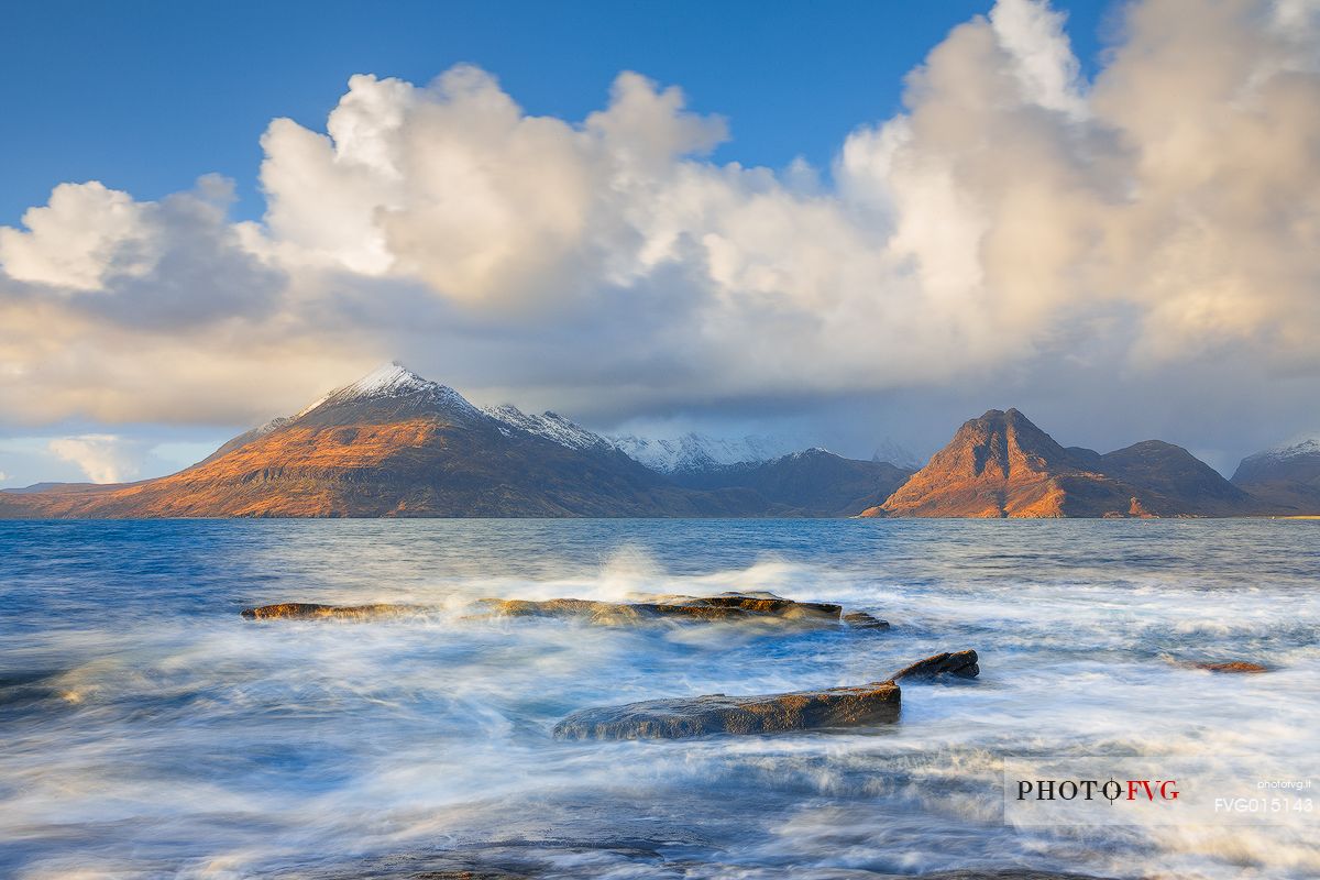 Depending on the tides, the landscape at Elgol Beach is slightly different. In this case scenario high tide helps me to hide a chaotic amount of rocks