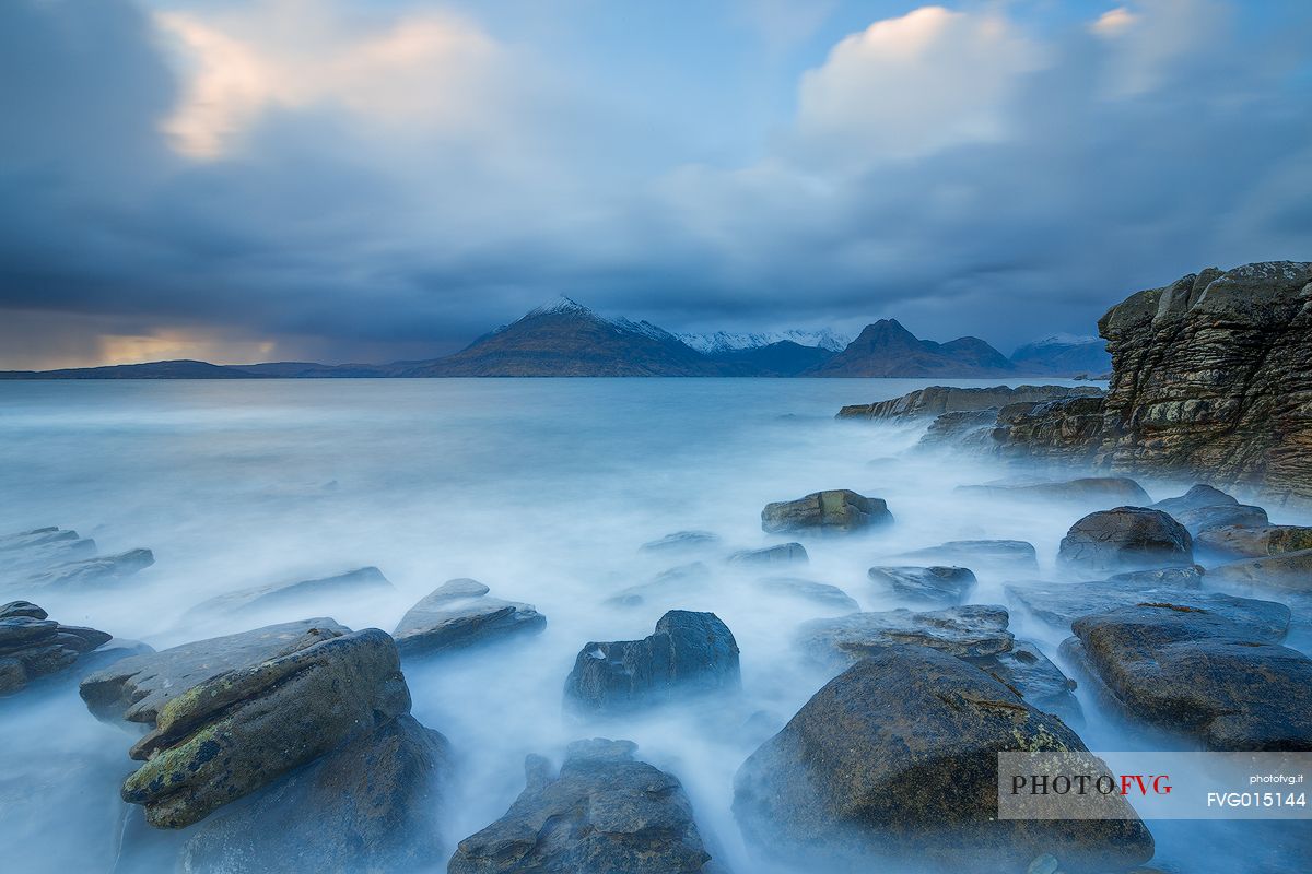 Depending on the tides, the landscape at Elgol Beach is slightly different. In this case scenario high tide helps me to hide a chaotic amount of rocks