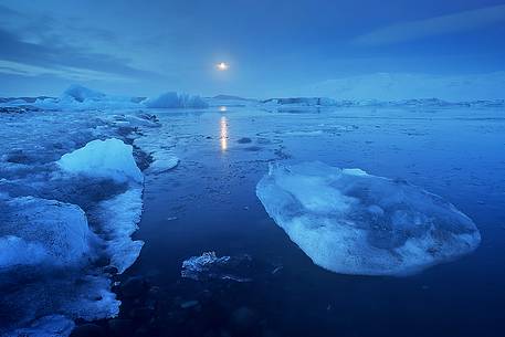 During a winter morning the landscape near Jokulsarlon assumes an Arctic Mood. During a winter morning the landscape near Jokulsarlon assumes an Arctic Mood.