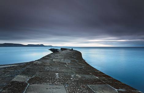 Grey Sunrise al Lyme Regis Harbour