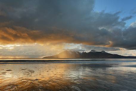 Light and Storm are coming on Rum Mountains