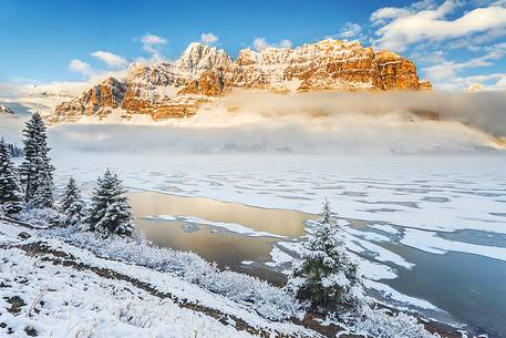 The scenary at Bow Lake looks amazing after a fresh snow storm in June