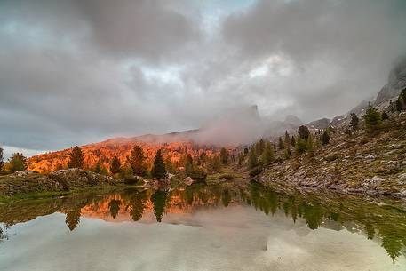 After a day of clouds and rain, the transient light comes at Limides Lake