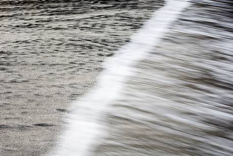 The wave split in two part this interesting texture on the beach