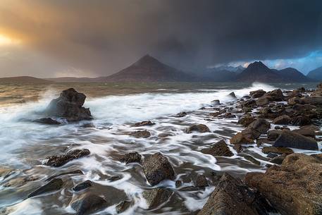 This picture shows Elgol Beach in all its Drama. An incoming storm brings wind and huge waves This picture shows Elgol Beach in all its Drama. An incoming storm brings wind and huge waves