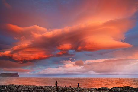 After a full day of rainstorm, the sky breaks and an amazing clouds formation shows up in front of a group of phorographers