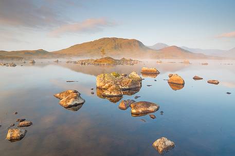 Myst and light in the morning above the loch