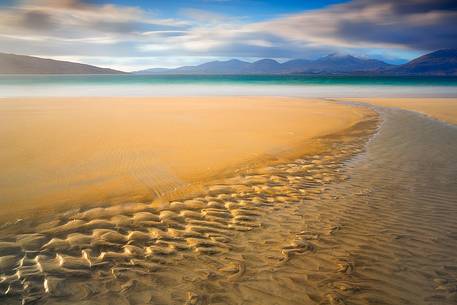 Luskentyre is simply the most beautiful beach you can admire in the UK. With it's light sand, the incredible colors of the water (it really looks like carribean!) and the hills on the background is a unique lanscape in the wolrd
