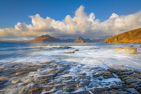 Depending on the tides, the landscape at Elgol Beach is slightly different. In this case scenario high tide helps me to hide a chaotic amount of rocks