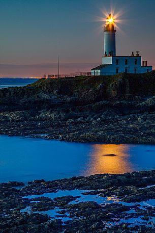 During the afterglow the lighthouse goes on creating a nice contrast on the water