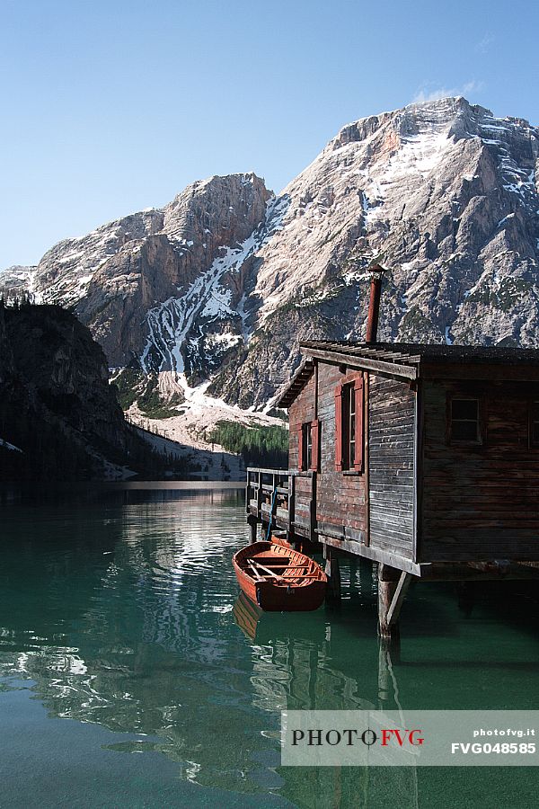 Wooden cabin on the alpine lake of Braies, Pragser lake, Croda dal Becco mountain in the background, Pragser, South Tyrol, Dolomies, Italy, Europe