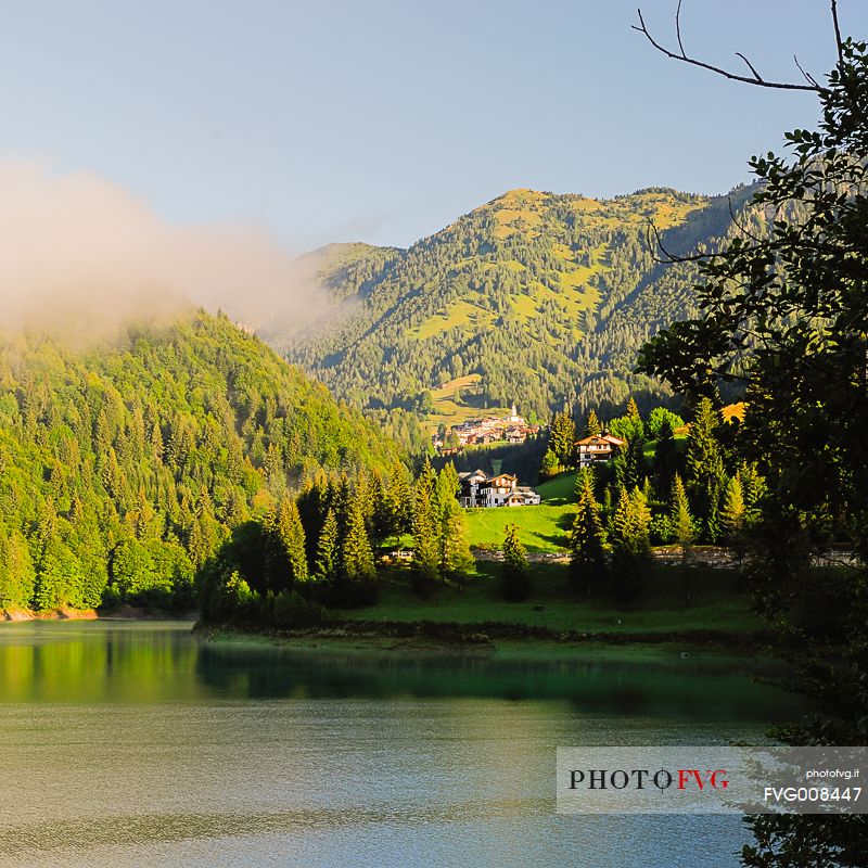 The country of Sauris can be seen already from the lake