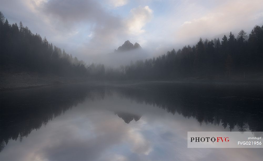 Lago d'Antorno, lake of Antorno and Tre Cime di Lavaredo (Drei Zinnen), dolomites, Italy