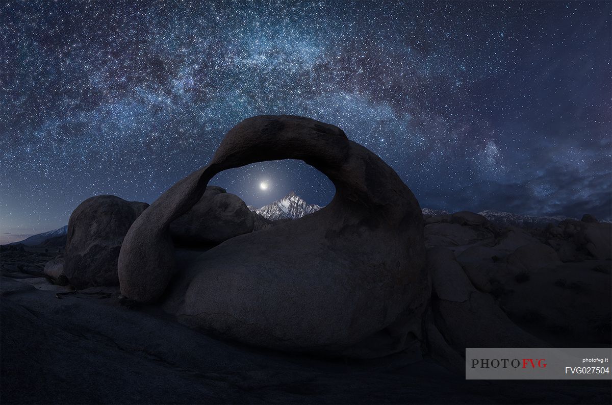 Starry night at Mobius Arch, Alabama Hills nerar Lone Pine, Sierra Nevada, Sierra Nevada, California, USA