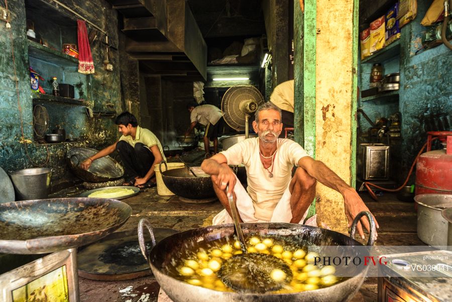 Cooking on the road, Jodhpur, Rajasthan, India