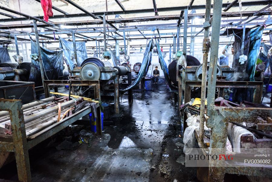 Worker in a textile industry in Pali, Udaipur, Rajasthan, India, Asia