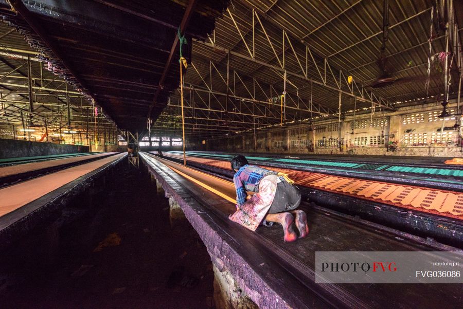 Worker in a textile industry in Pali, Udaipur, Rajasthan, India, Asia