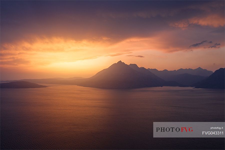 Sunset from Elgol beach on Loch Scavaig towards the Cuillin Hills, isle of Skye, Highland Region, Scotland, Great Britain