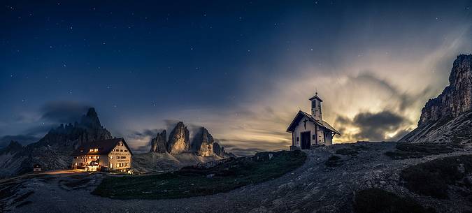 Rifugio Locatelli and Tre cime di lavaredo landscape at sunrise