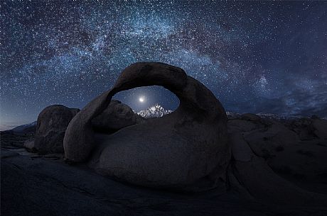 Starry night at Mobius Arch, Alabama Hills nerar Lone Pine, Sierra Nevada, Sierra Nevada, California, USA