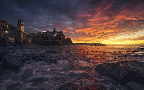 Iconic Vernazza village at sunset, Cinque Terre, Ligury, Italy