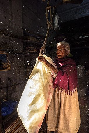 weigh some cotton bow in jodhpur, Rajasthan, India