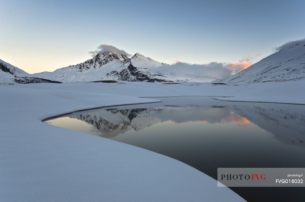 The snow dunes on the lake bottom of the Mont Cenis dam