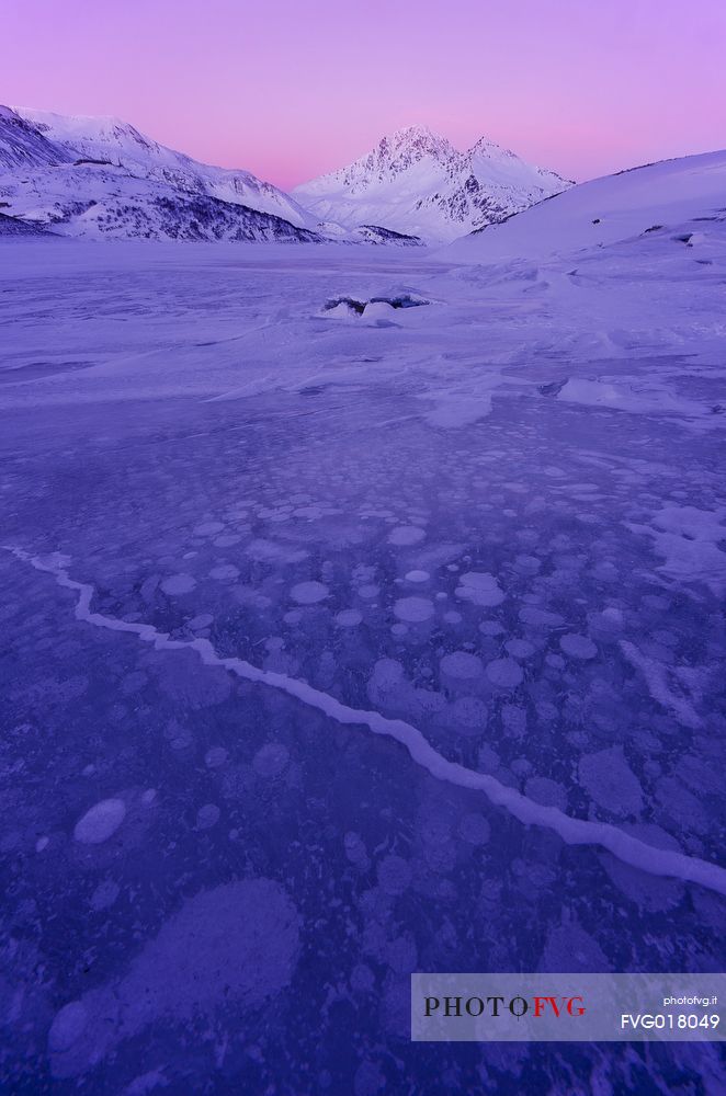 Air bubbles trapped on the frozen lake of Mont Cenis dam