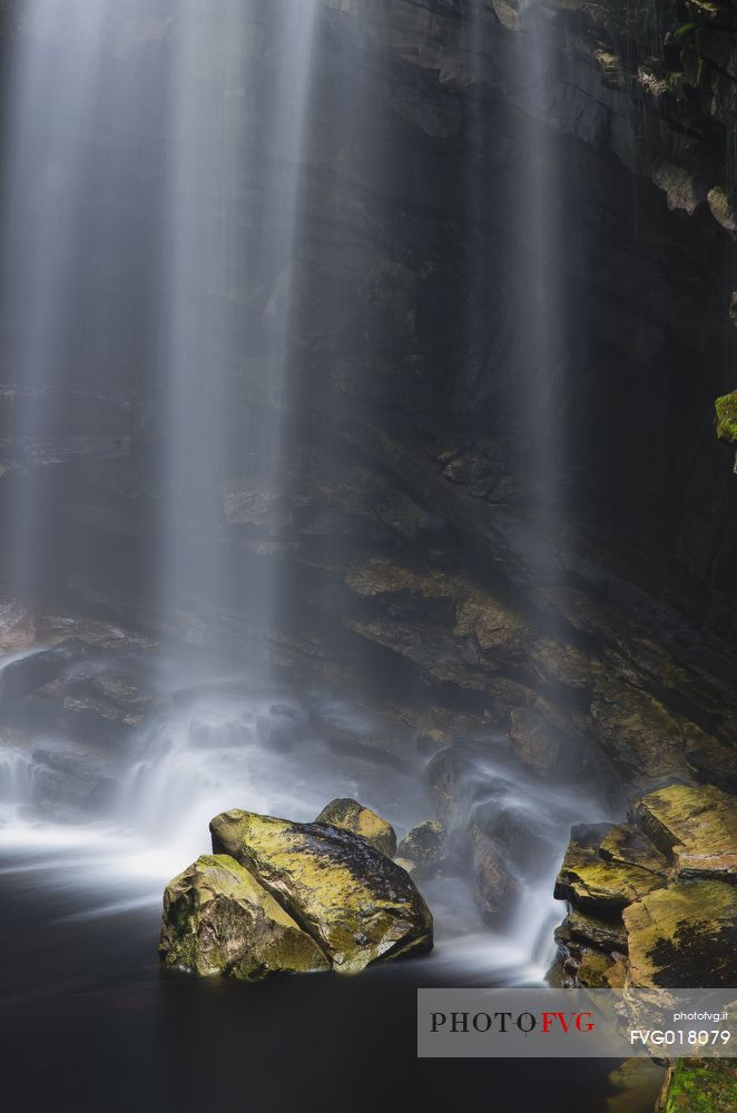 Detail of Cachoeira do Sossego waterfall rocks