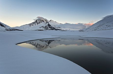 The snow dunes on the lake bottom of the Mont Cenis dam