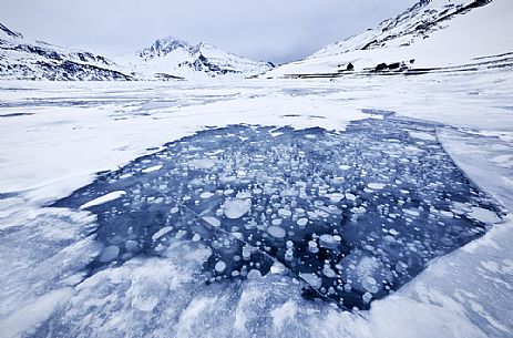 Air bubbles trapped on the frozen lake of Mont Cenis dam