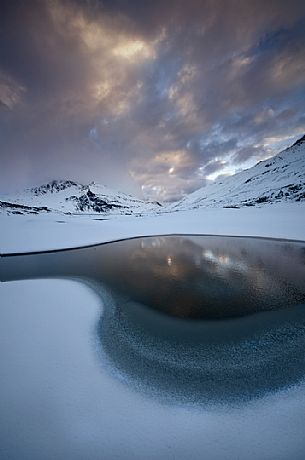 The snow dunes on the lake bottom of the Mont Cenis dam