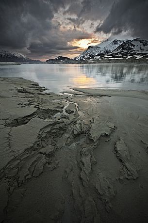 The bottom of the Mont Cenis dam is being eroded by water in a scene temporalesc