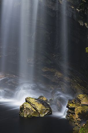 Detail of Cachoeira do Sossego waterfall rocks