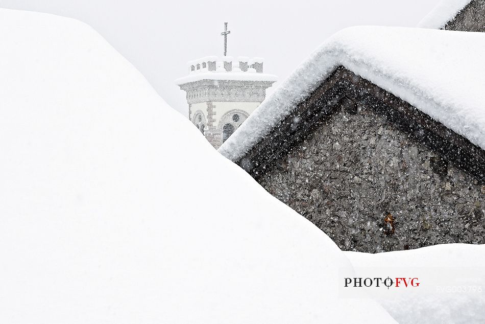 Alpine town of Erto under an intense snowfall