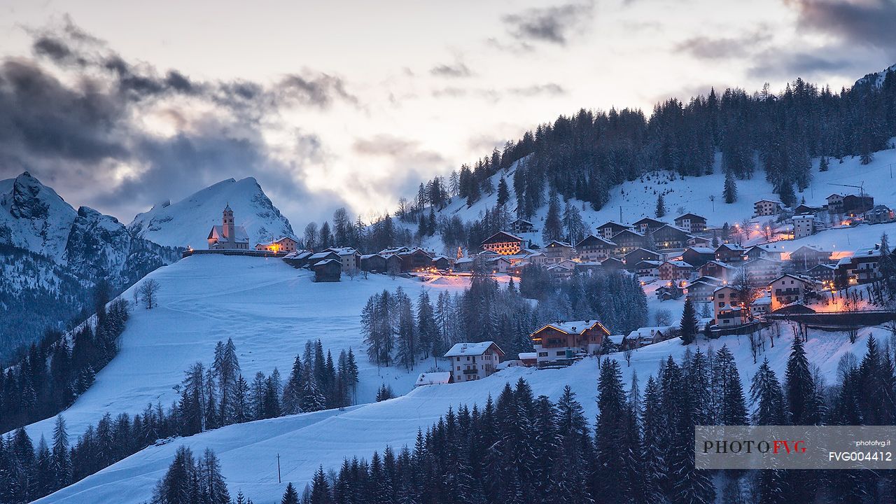 Winter al Colle di Santa Lucia before the night