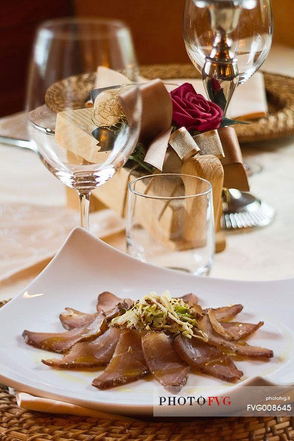 Elegant plate of cold meats served at the restaurant Morgenleit of Sauris di Sotto