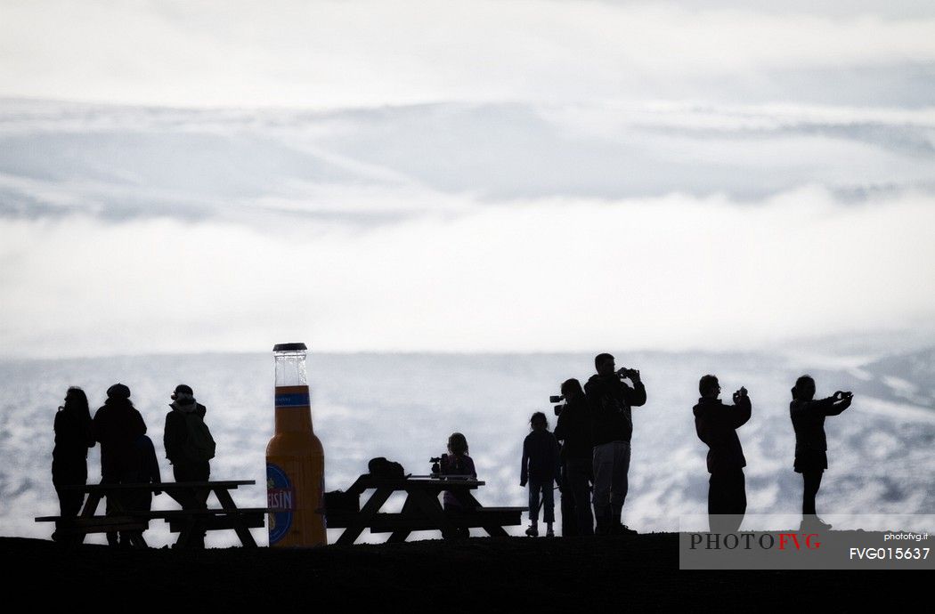 Tourists at Jkulsrln lagoon near Vatnajkull glacier