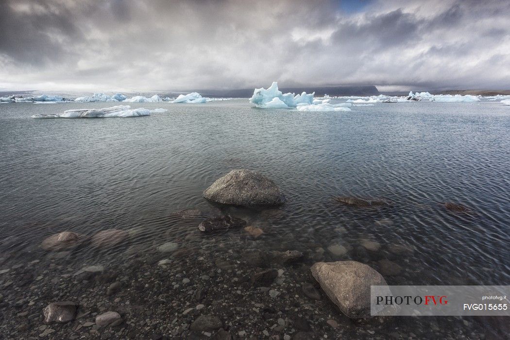  Jkulsrln lagoon, in the background the Vatnajkull glacier