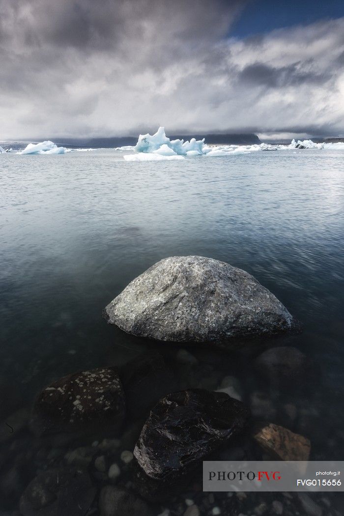  Jkulsrln lagoon, in the background the Vatnajkull glacier