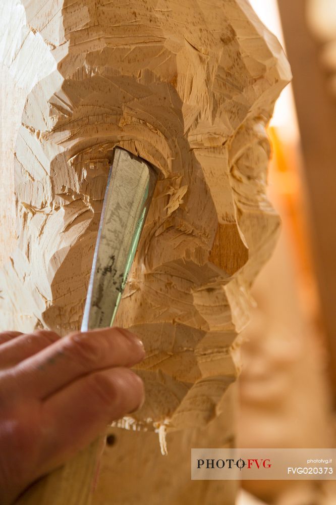 The construction of the traditional mask of the carnival of Sauris by one of Plozzer brothers , in their laboratory in Sauris di Sopra